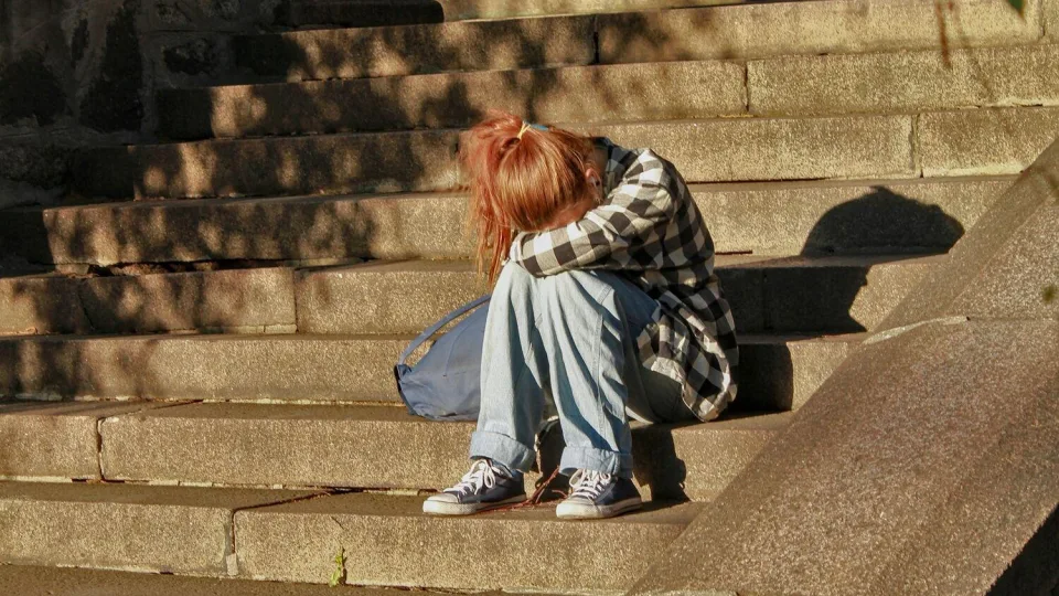 Nuo plaukų rovimo iki pjaustymosi aštriais daiktais. Kodėl paaugliai vis dažniau žaloja save?