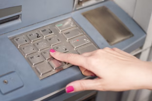 Bankomatai neveiks, kortelės bevertės: lenkai jau informuojami ką reikės daryti, pateikiama kritinė informacija