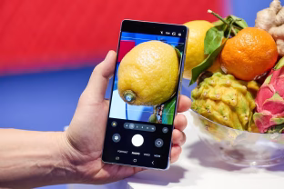 „Samsung“ atsisakė grandiozinių planų: „Galaxy S26 Ultra“ negaus vienos išskirtinės savybės, paaiškėjo, kodėl