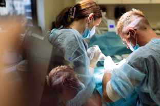Nauja šypsena per 3 valandas? Odontologijos klinika pristato revoliucinį metodą, kuris keičia viską iš esmės