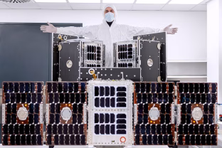 Šiąnakt į kosmosą kils šeši Lietuvos įmonės „Kongsberg NanoAvionics“ pagaminti palydovai. Tarp jų –  įmonės penkiasdešimtasis.